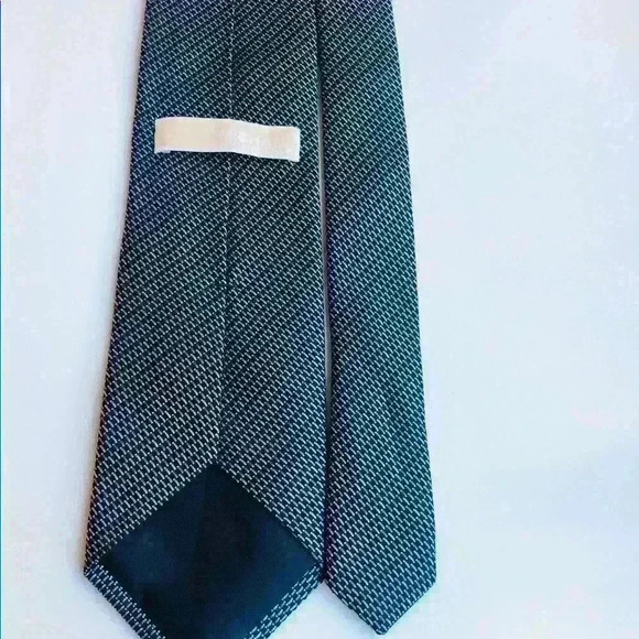 Michael Kors 100% Silk Patterned Tie. - Picture 4 of 4